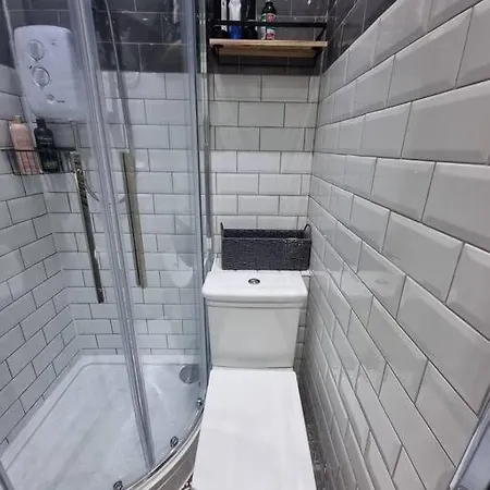 2 Bedroom Near Station Apartment *