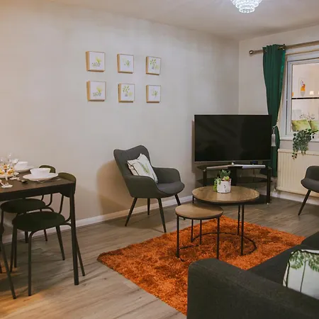 Lovely Three Bed At Tanglewood ヒースロー