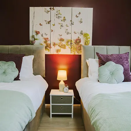 Lovely Three Bed At Tanglewood ヒースロー