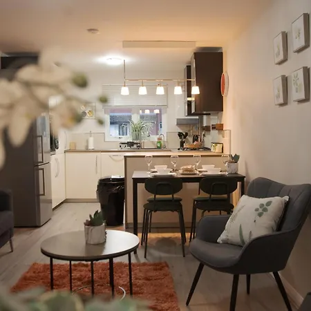 Lovely Three Bed At Tanglewood ヒースロー