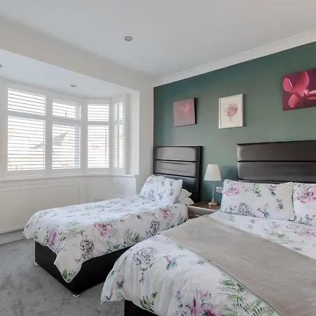 In Guest - Apple House Wembley - Family With Shared Bathroom Guest house
