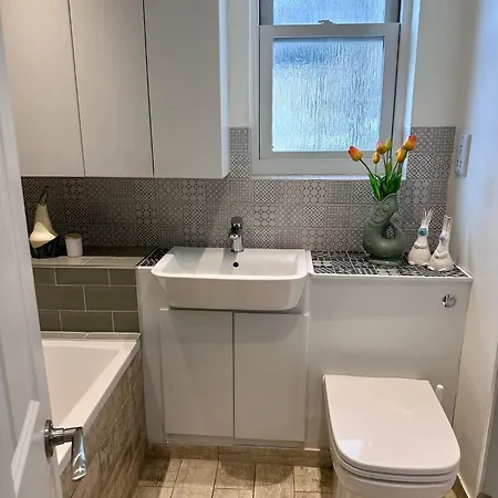 Large Bedroom In Beautiful House * London