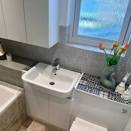 Large Bedroom In Beautiful House Homestay London