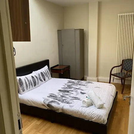 Spacious 3-bed In Apartment *