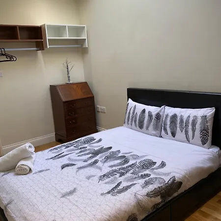 Spacious 3-bed In Apartment *