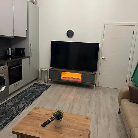 Apartment Acton High Street London