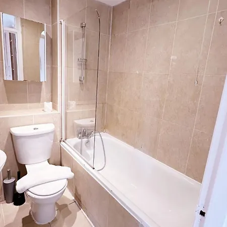 Uk Chaps Retreat: Chelsea Haven With Private Balcony