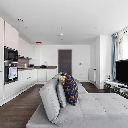 Charming & Large 1-bedroom In The Heart Of *