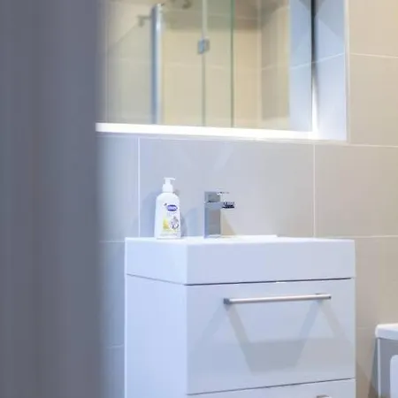 Charming & Large 1-bedroom In The Heart Of Apartment *