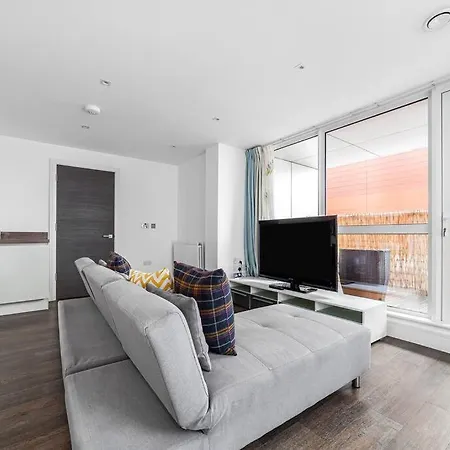 Charming & Large 1-bedroom In The Heart Of London
