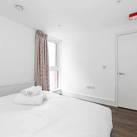 Charming & Large 1-bedroom In The Heart Of Apartment London