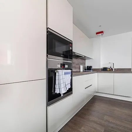 Charming & Large 1-bedroom In The Heart Of Apartment *