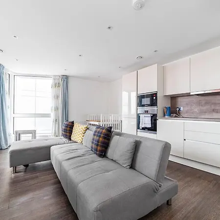 Charming & Large 1-bedroom In The Heart Of Apartment *