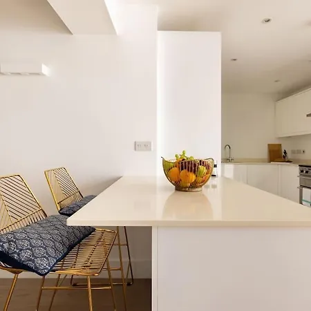 Wild Roses Serviced - Borough Apartment *
