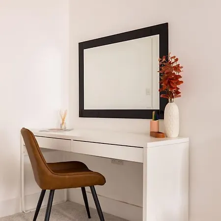 Wild Roses Serviced - Borough Apartment *