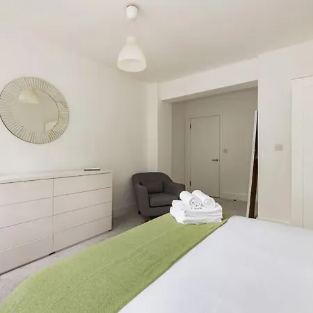 Wild Roses Serviced - Borough Apartment *