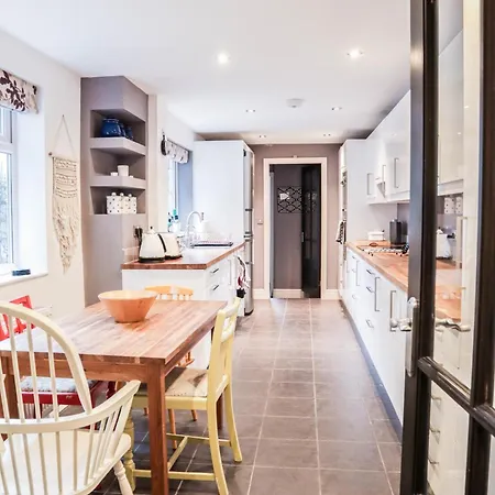 Chic 3-bedroom Family Retreat In Stratford, Fast Internet And Near Shops * London