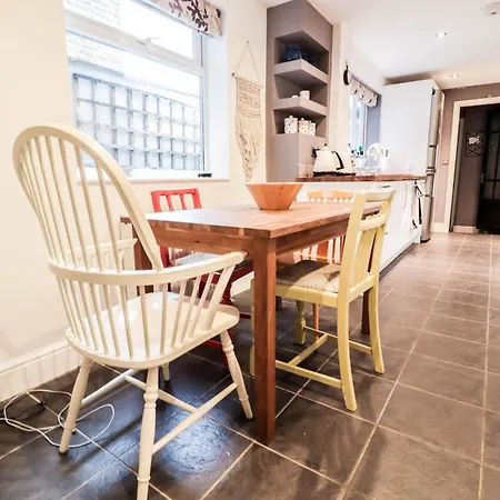 Chic 3-bedroom Family Retreat In Stratford, Fast Internet And Near Shops Holiday home