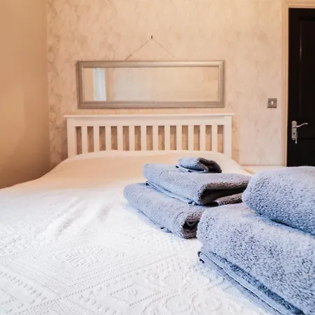 Holiday home Chic 3-bedroom Family Retreat In Stratford, Fast Internet And Near Shops *