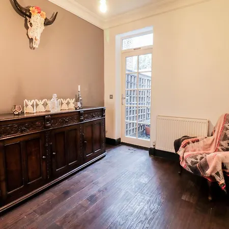 Chic 3-bedroom Family Retreat In Stratford, Fast Internet And Near Shops * London