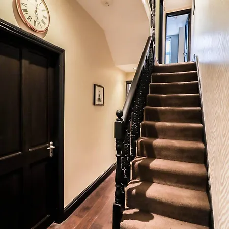 Chic 3-bedroom Family Retreat In Stratford, Fast Internet And Near Shops Holiday home