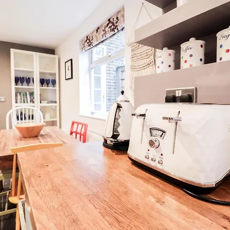 Chic 3-bedroom Family Retreat In Stratford, Fast Internet And Near Shops *