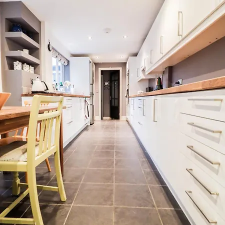 Holiday home Chic 3-bedroom Family Retreat In Stratford, Fast Internet And Near Shops London