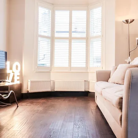 Chic 3-bedroom Family Retreat In Stratford, Fast Internet And Near Shops London
