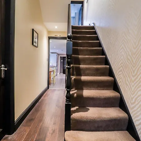 Holiday home Chic 3-bedroom Family Retreat In Stratford, Fast Internet And Near Shops *