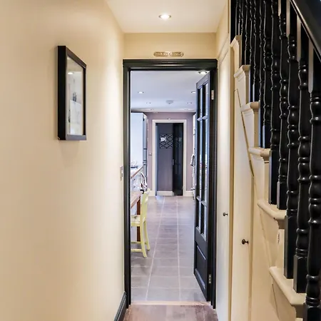 Chic 3-bedroom Family Retreat In Stratford, Fast Internet And Near Shops