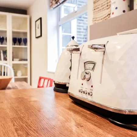 Holiday home Chic 3-bedroom Family Retreat In Stratford, Fast Internet And Near Shops London