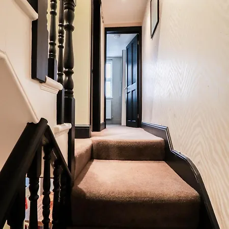 Holiday home Chic 3-bedroom Family Retreat In Stratford, Fast Internet And Near Shops