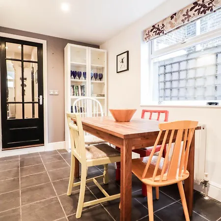 Chic 3-bedroom Family Retreat In Stratford, Fast Internet And Near Shops Holiday home London