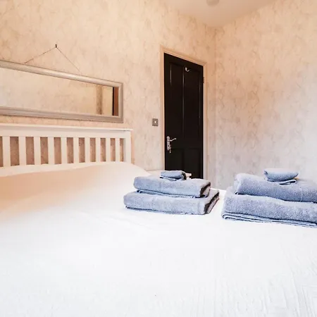 Chic 3-bedroom Family Retreat In Stratford, Fast Internet And Near Shops Holiday home