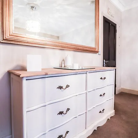 Holiday home Chic 3-bedroom Family Retreat In Stratford, Fast Internet And Near Shops *