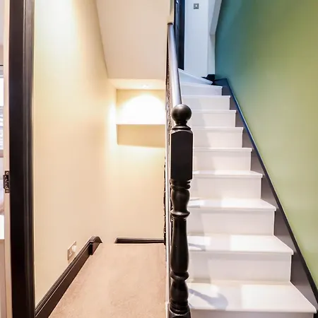 Chic 3-bedroom Family Retreat In Stratford, Fast Internet And Near Shops *