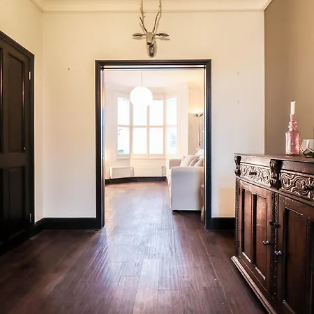 Chic 3-bedroom Family Retreat In Stratford, Fast Internet And Near Shops