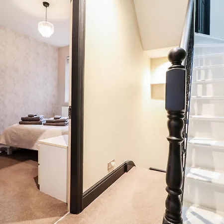 Holiday home Chic 3-bedroom Family Retreat In Stratford, Fast Internet And Near Shops