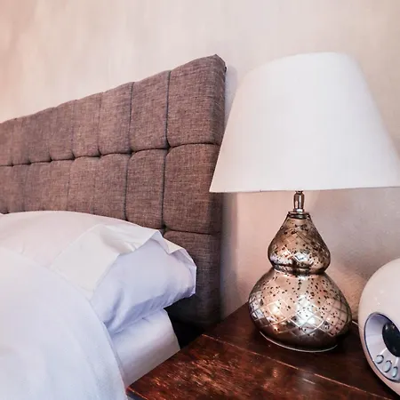Chic 3-bedroom Family Retreat In Stratford, Fast Internet And Near Shops Holiday home London