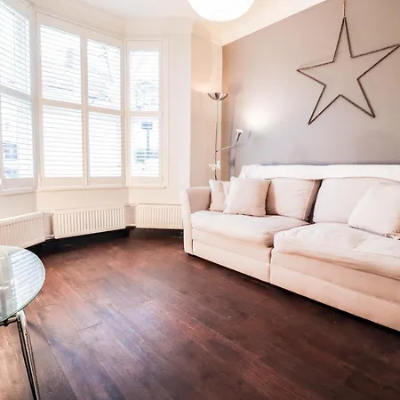 Chic 3-bedroom Family Retreat In Stratford, Fast Internet And Near Shops Holiday home