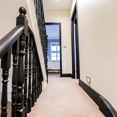 Holiday home Chic 3-bedroom Family Retreat In Stratford, Fast Internet And Near Shops *