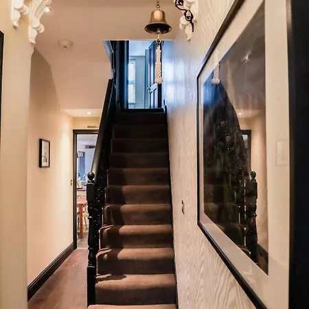 Chic 3-bedroom Family Retreat In Stratford, Fast Internet And Near Shops *