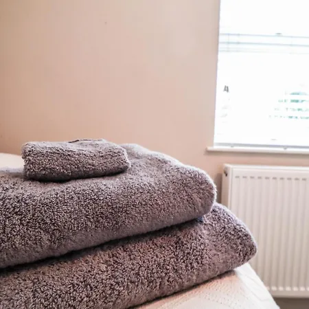 Chic 3-bedroom Family Retreat In Stratford, Fast Internet And Near Shops