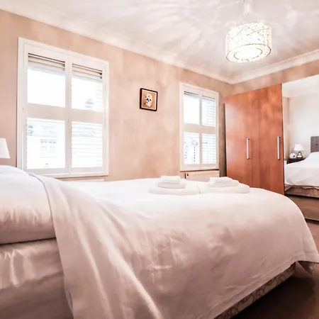 Chic 3-bedroom Family Retreat In Stratford, Fast Internet And Near Shops Holiday home *