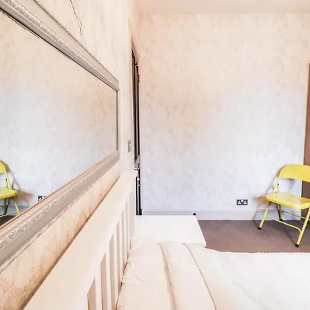 Holiday home Chic 3-bedroom Family Retreat In Stratford, Fast Internet And Near Shops London