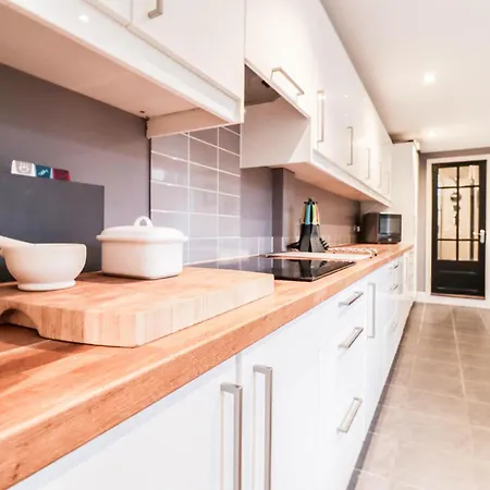 Holiday home Chic 3-bedroom Family Retreat In Stratford, Fast Internet And Near Shops