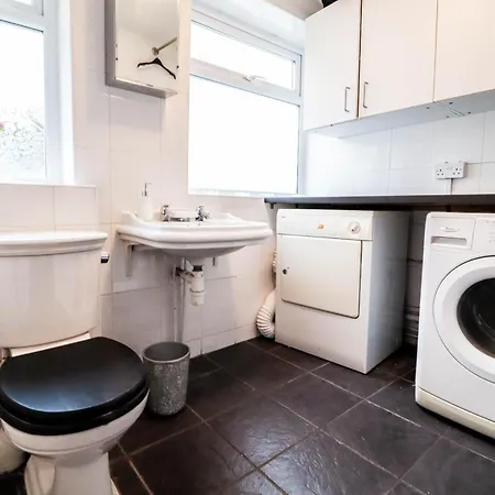 Chic 3-bedroom Family Retreat In Stratford, Fast Internet And Near Shops Holiday home