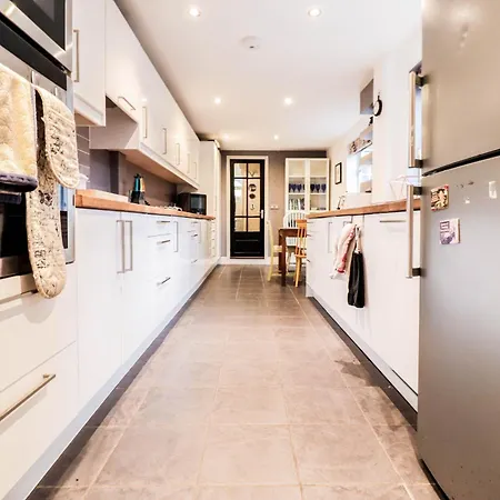 Holiday home Chic 3-bedroom Family Retreat In Stratford, Fast Internet And Near Shops *