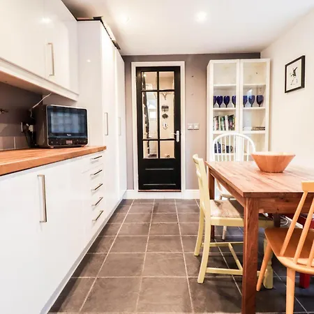 Chic 3-bedroom Family Retreat In Stratford, Fast Internet And Near Shops *