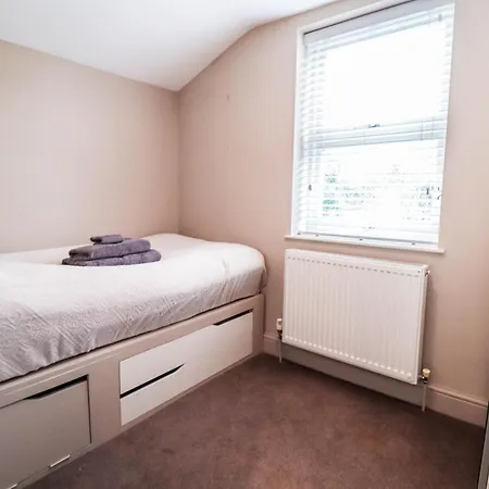 Holiday home Chic 3-bedroom Family Retreat In Stratford, Fast Internet And Near Shops *